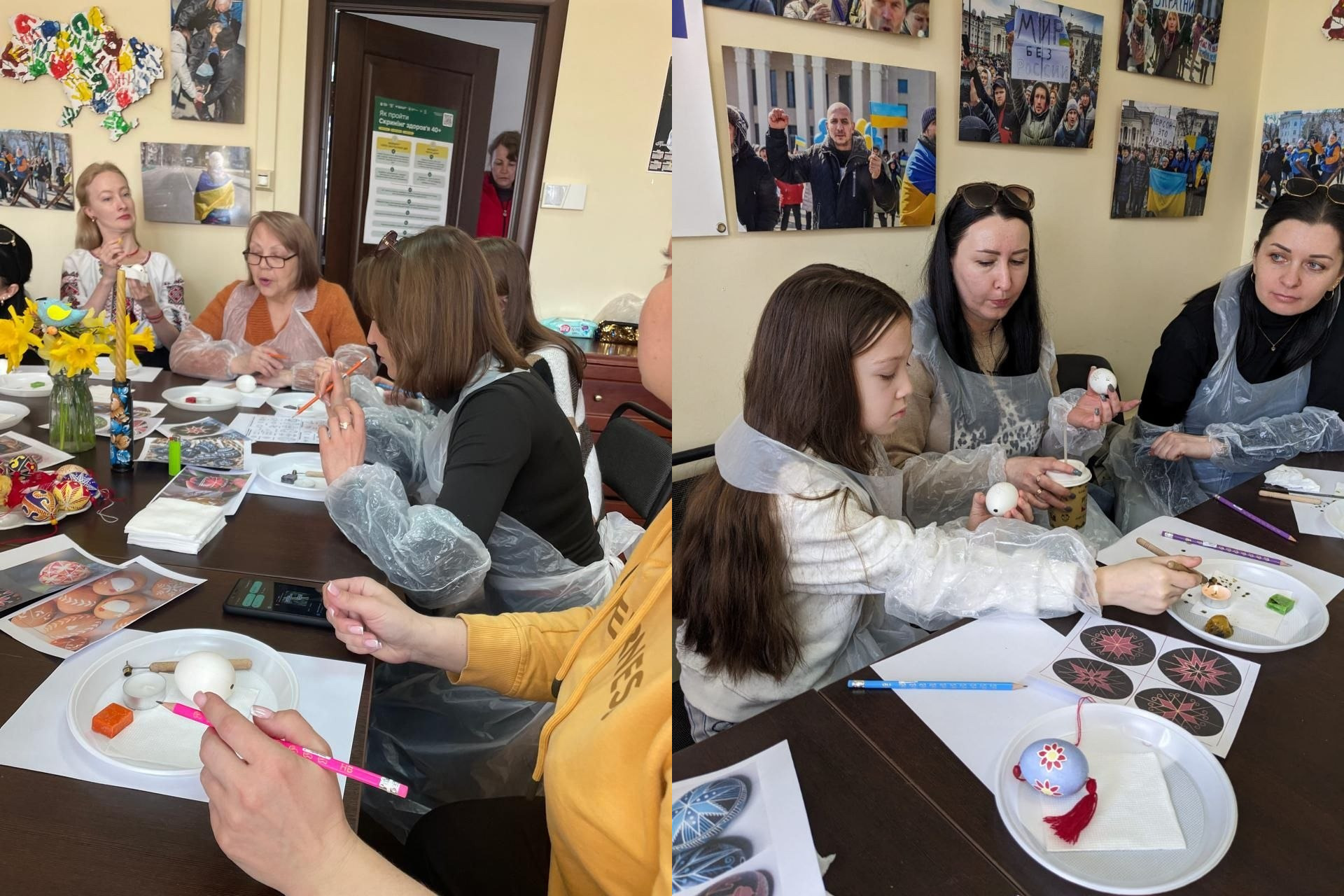 Колаж із двох фото з майстер-класу: жінки та діти у захисних фартухах сидять за столами, розписуючи писанки воском. На стінах приміщення розвішані патріотичні світлини та мапа України, а на столах лежать ескізи орнаментів і приладдя для розпису.
