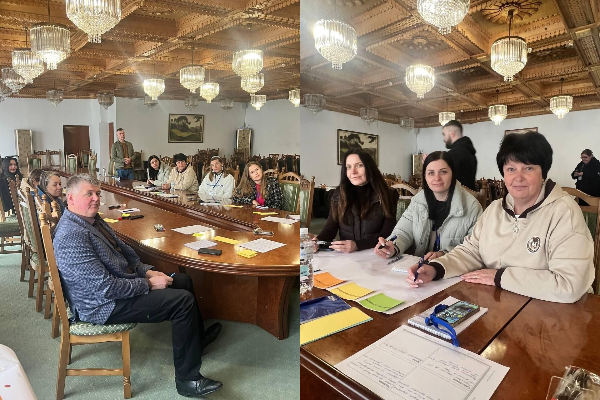 Колаж із двох фотографій, що демонструють робочу зустріч групи людей у великій залі з класичним дерев'яним інтер'єром та кришталевими люстрами. Учасники сидять за довгим овальним столом, працюючи з документами та стікерами.