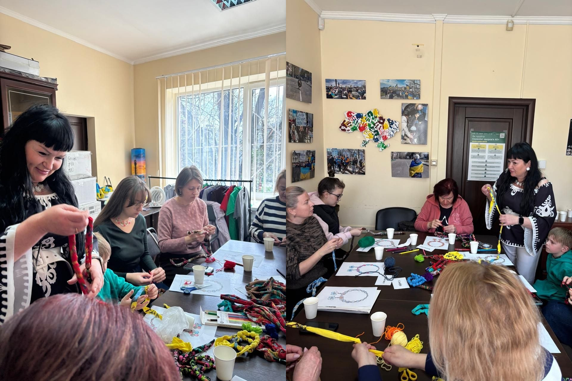 Колаж із двох фотографій, на яких група людей за столом займається рукоділлям у світлій кімнаті. Жінка в чорній вишиванці демонструє плетені вироби, інші учасниці працюють із кольоровими нитками та схемами. На стінах видно патріотичні світлини та мапу України.
