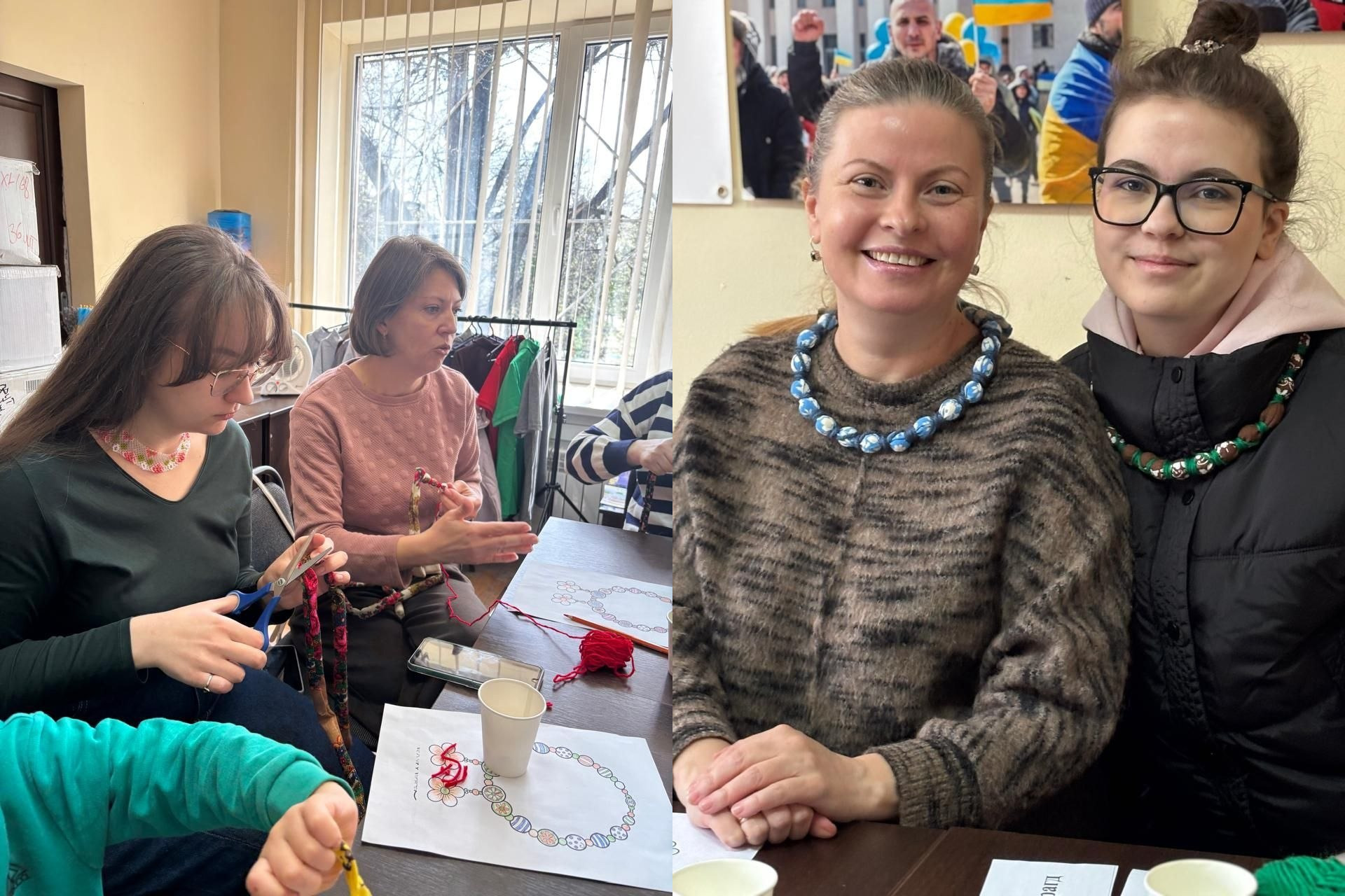 Колаж із двох фотографій. На лівій частині жінки за столом працюють над створенням патріотичних прикрас, використовуючи кольорові нитки та схеми. На правій частині — дві жінки в окулярах та темному одязі позують з готовими намистами на шиї: одна у синьо-білому, інша у зеленому з червоними елементами.