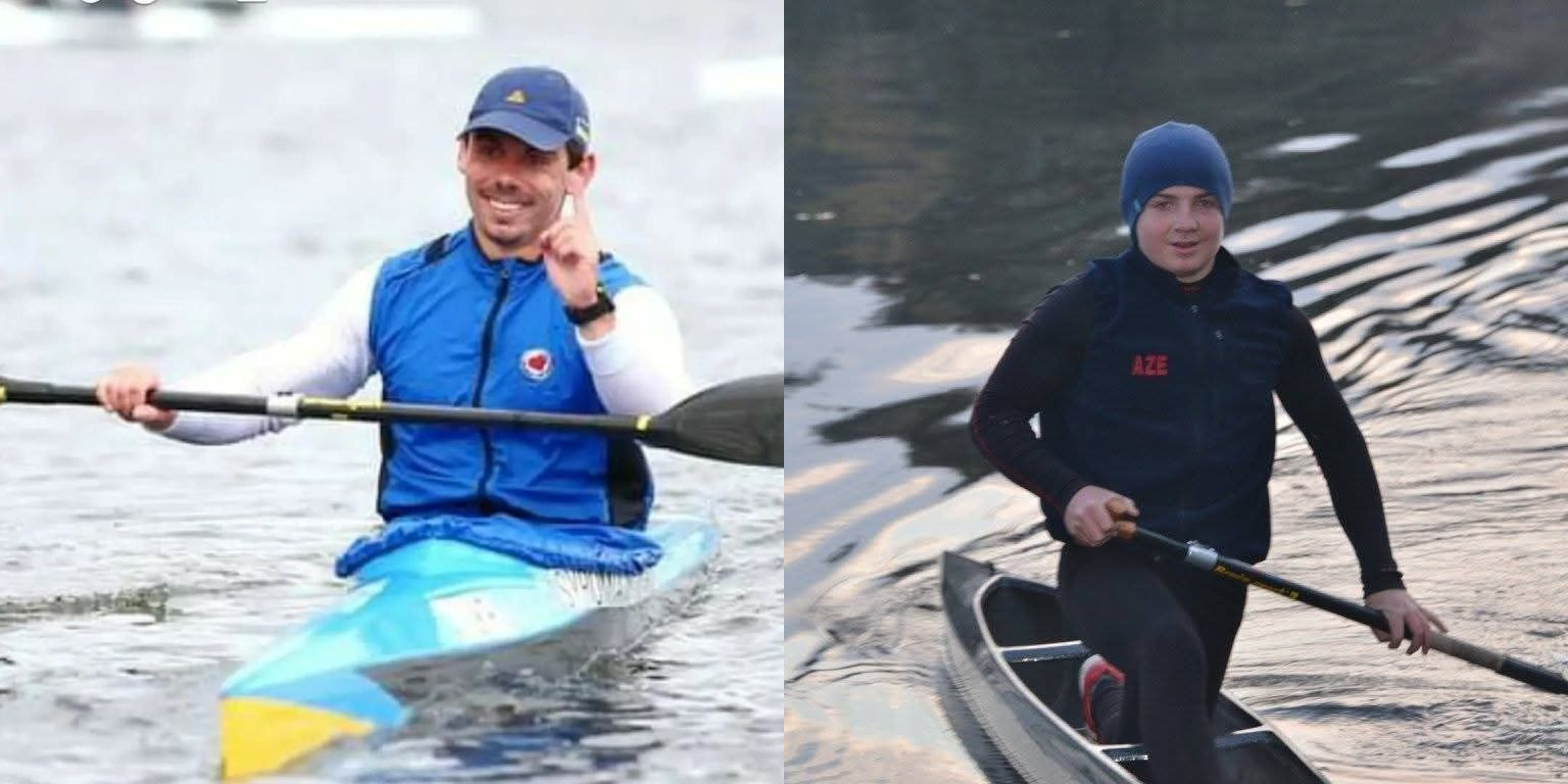 Колаж із двох фотографій, на яких зображені веслувальники на воді. На лівому фото чоловік у синьому жилеті та кепці посміхається, сидячи в байдарці з веслом у руках. На правому фото людина в темному спортивному одязі та шапці веслує в каное на тлі спокійної водної гладі.