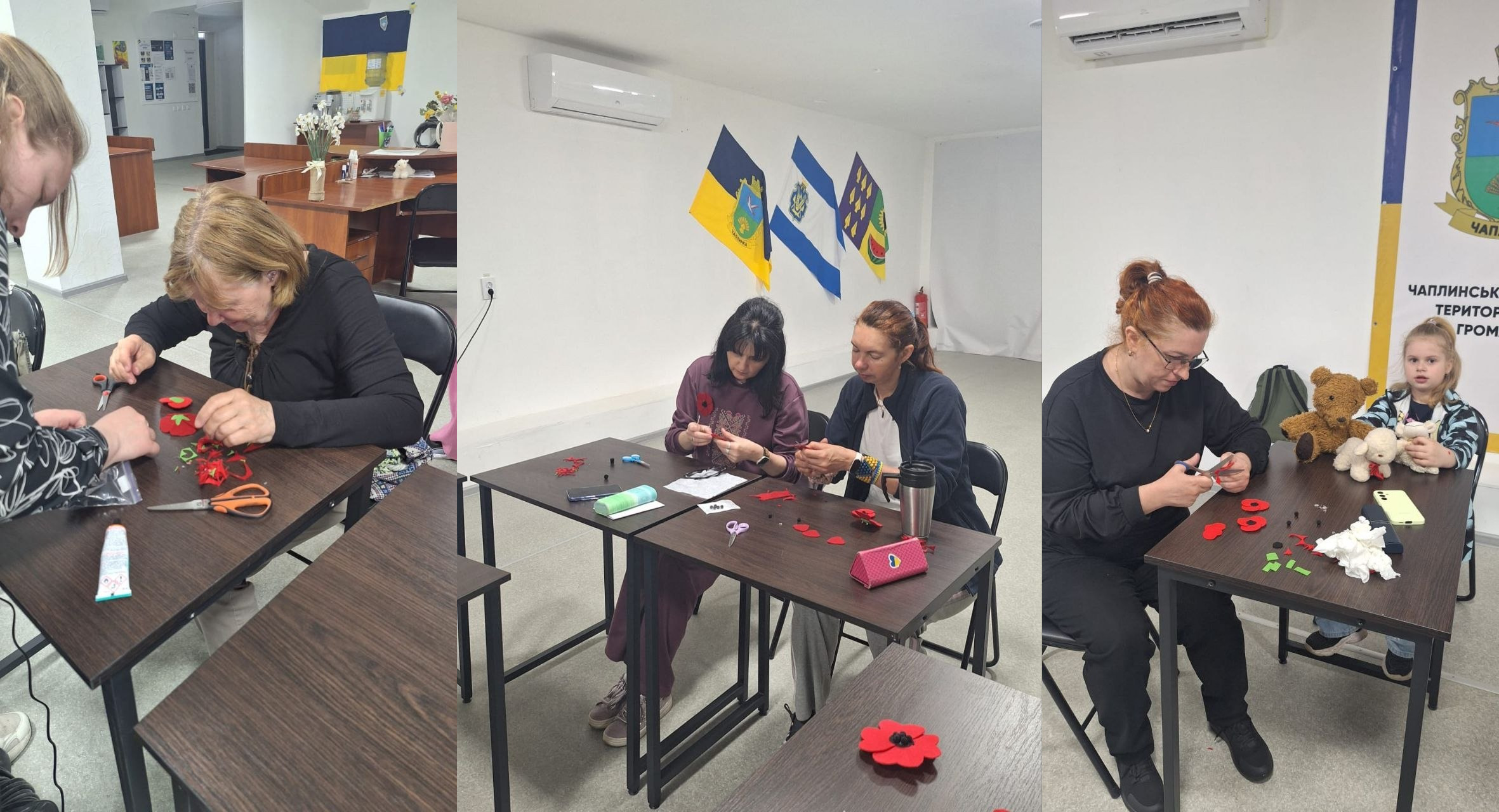Колаж із трьох фотографій, на яких люди займаються рукоділлям у світлому приміщенні. Вони сидять за столами та виготовляють символічні червоні маки з тканини чи паперу, використовуючи ножиці та клей. На фоні видно державну та місцеву символіку, а поруч із однією з учасниць стоїть дитина з м'якими іграшками.