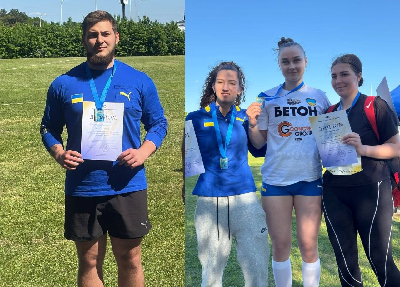 На лівому фото колажу спортсмен у синьому лонгсліві з прапором України та чорних шортах тримає диплом і медаль на зеленому полі, а на правому — три спортсменки у спортивній формі стоять разом і також демонструють свої дипломи та медалі.