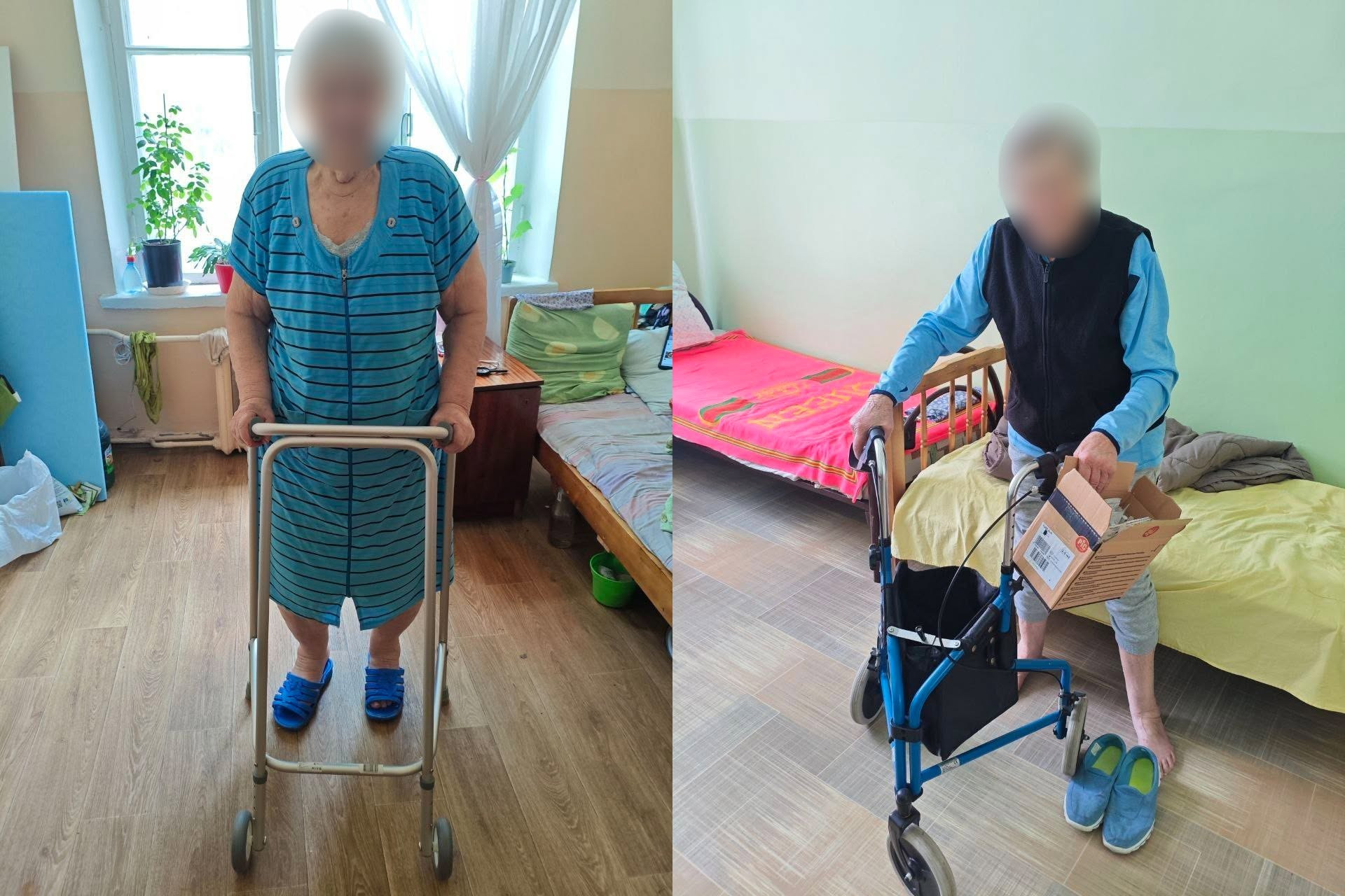 Колаж із двох фотографій, де літні жінки із розмитими обличчями стоять у кімнатах біля ліжок. На лівому знімку жінка спирається на прості металеві ходунки, а на правому — тримає коробку та спирається на синій ролатор із кошиком.
