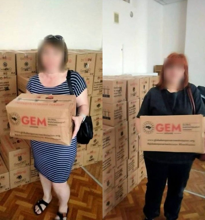 Колаж із двох фотографій, на яких жінки тримають у руках великі картонні коробки з гуманітарною допомогою від організації GEM на тлі стосів аналогічних коробок.