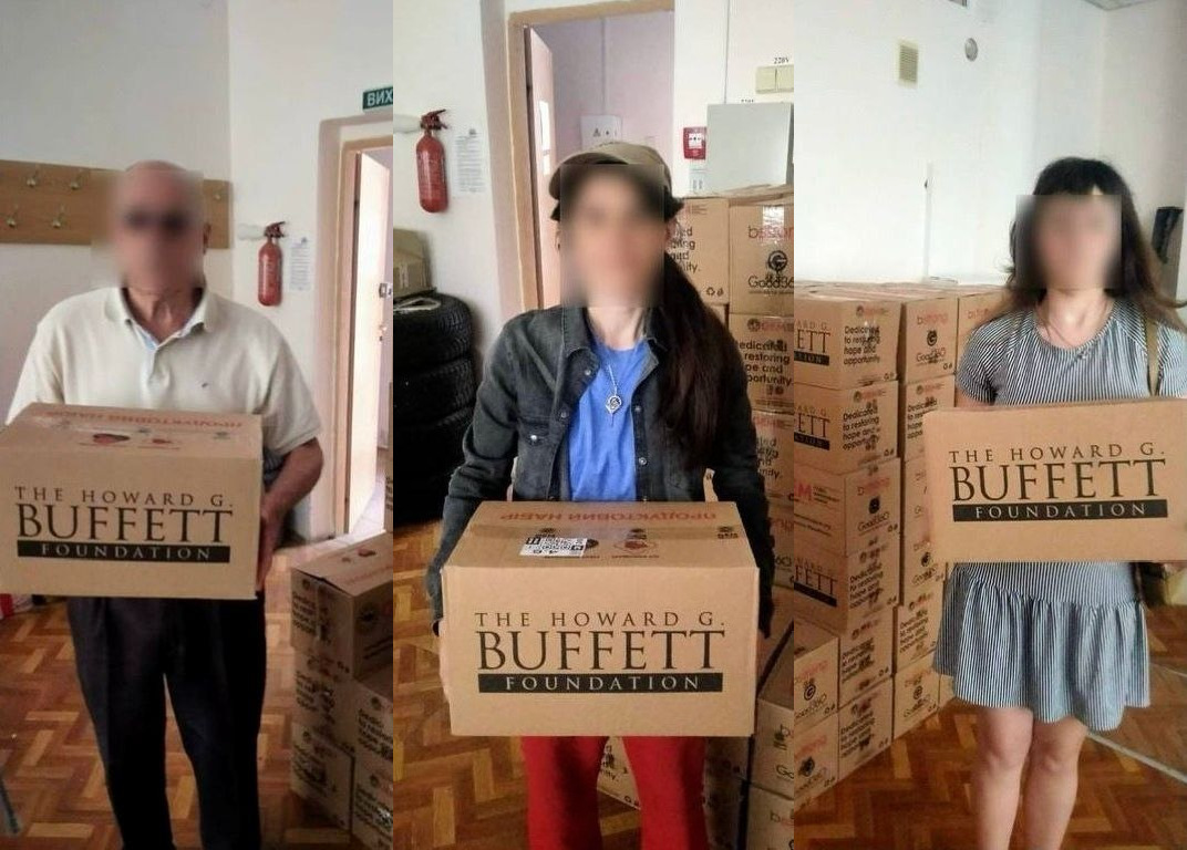 Колаж із трьох фотографій, на яких чоловік та дві жінки тримають у руках коробки з гуманітарною допомогою від Фундації Говарда Баффета (The Howard G. Buffett Foundation) на тлі стосів із коробками.