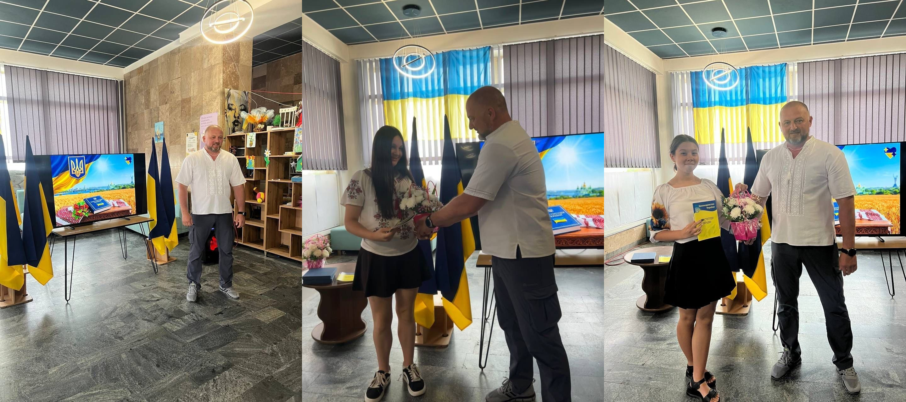 Колаж із трьох вертикальних фотографій в одному приміщенні з прапорами України. На першому знімку ліворуч чоловік у білій вишиванці стоїть біля екрана з патріотичним зображенням, а на двох інших — цей же чоловік вручає квіти та папки з документами дівчатам у вишиванках.