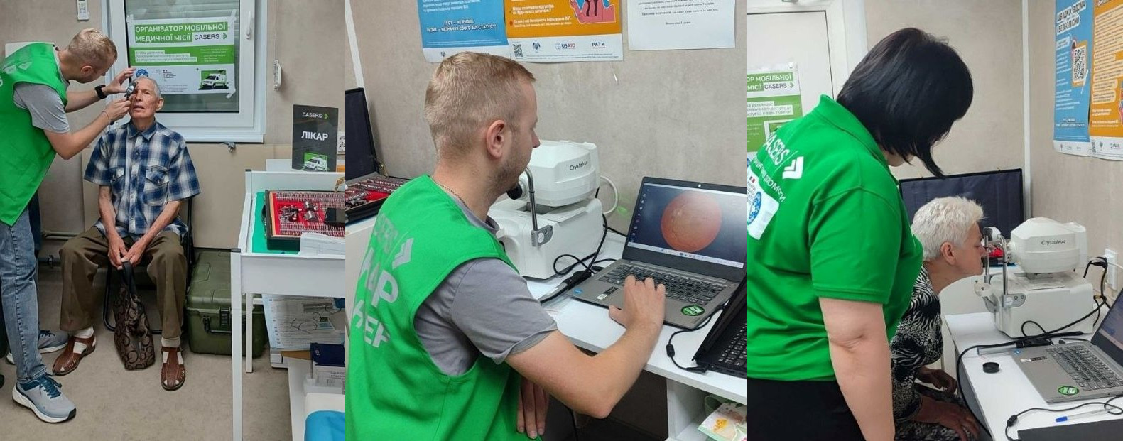 Колаж із трьох фотографій, що ілюструють роботу мобільної медичної бригади ГО «CASERS» на Херсонщині. Ліворуч лікар-офтальмолог Степан Метелюк оглядає око літнього чоловіка в сорочці. Посередині лікар працює за ноутбуком, підключеним до сучасного офтальмологічного обладнання. Праворуч медична сестра у зеленій фірмовій футболці допомагає жінці пройти комп'ютерну діагностику зору.