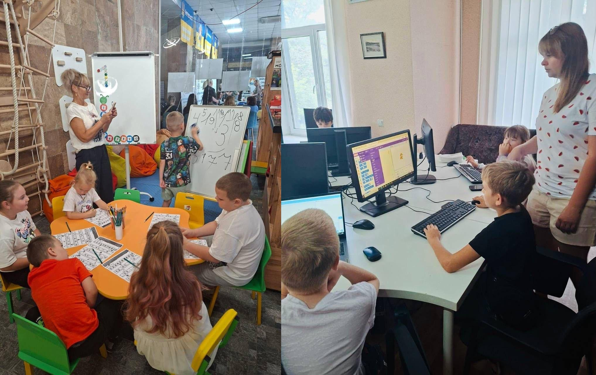 Колаж із двох світлин демонструє навчальні заняття для дітей у координаційному центрі «Вільні разом» у Миколаєві. На лівому фото діти сидять за столом та виконують завдання на папері, поки викладачка пояснює матеріал біля магнітної дошки, а на правому — опановують комп'ютерну грамотність у середовищі Scratch під наглядом вчительки.