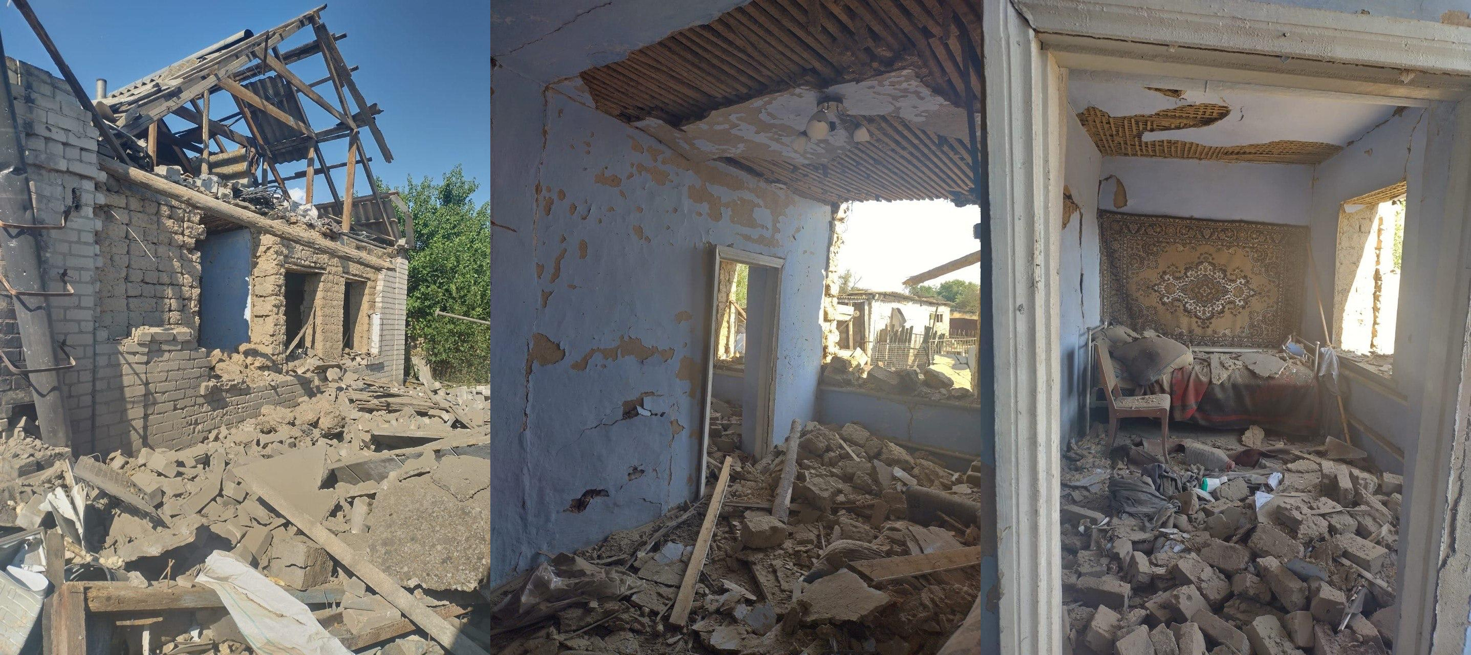 Колаж із трьох фотографій, що демонструють масштабні руйнування житлового будинку внаслідок обстрілу. На лівому знімку — зруйнована цегляна стіна будівлі та повністю знищений дах із оголеним дерев'яним каркасом, навколо лежать купи будівельного сміття. На центральному та правому фото показано вигляд зсередини будинку: крізь провалені стіни та стелю видно вулицю, кімнати завалені уламками глини, цегли та дощок, а вціліла внутрішня обстановка покрита товстим шаром пилу.