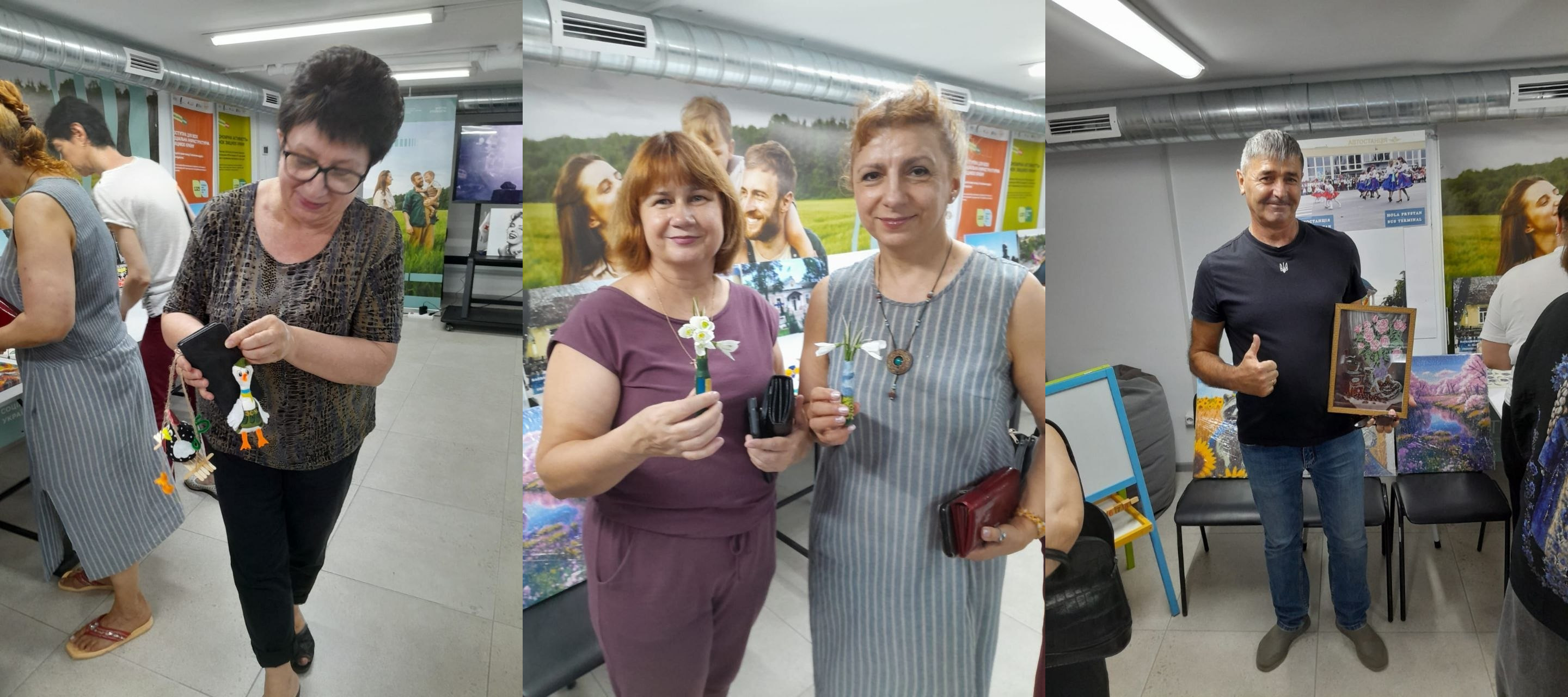 Колаж із трьох фотографій з благодійного ярмарку Голопристанської громади в Центрі життєстійкості. Учасники демонструють творчі роботи: ліворуч жінка розглядає текстильний сувенір у вигляді гусака, по центру дві жінки тримають патріотичні сувеніри-підсніжники, а праворуч чоловік показує картину в рамці та піднімає вгору великий палець на тлі виставки світлин.