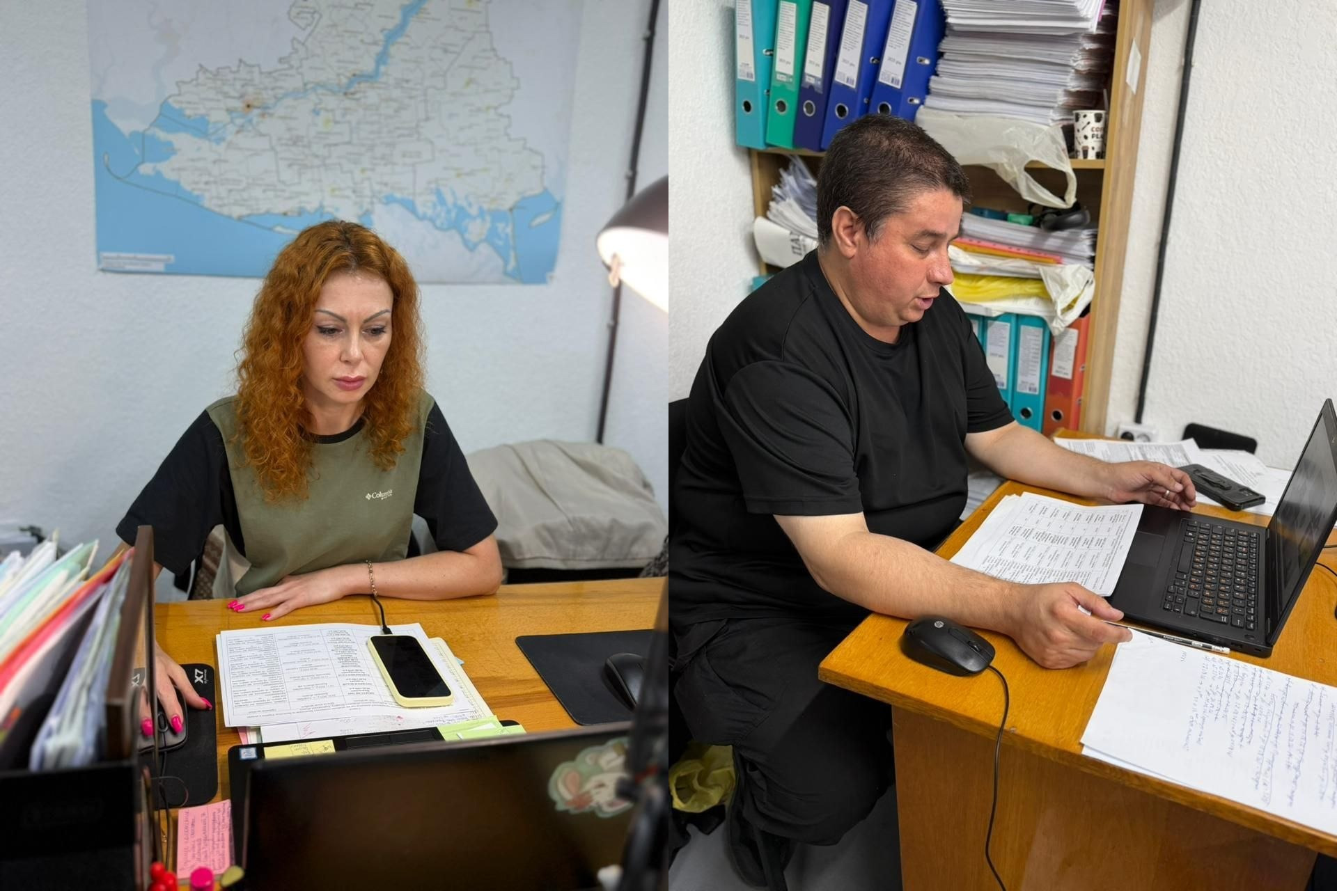 Колаж із двох фотографій, на яких зафіксовано роботу членів обласної комісії Херсонської ОДА під час онлайн-розгляду заяв щодо виплат родинам полеглих Захисників і Захисниць. На лівому знімку жінка з рудим кучерявим волоссям у чорно-зеленій футболці вивчає роздруковані таблиці за робочим столом із ноутбуком, на стіні позаду неї висить мапа Херсонської області. На правому знімку чоловік у чорній футболці звіряє списки та заносить дані у ноутбук на тлі офісної шафи, заповненої теками з документами та стосами паперів.