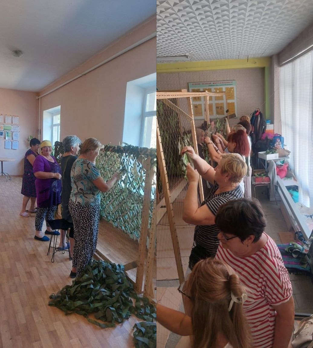 Колаж із двох вертикальних фотографій, які демонструють процес проведення майстер-класу з плетіння маскувальних сіток для Збройних Сил України, організованого кропивницьким координаційним центром Вільні разом спільно з благодійним фондом Планета для внутрішньо переміщених осіб із Херсонщини. На лівому знімку чотири жінки-переселенки стоять у ряд у просторій кімнаті з великими вікнами та дерев'яним паркетом. Вони зосереджено вплітають захисні зелені та камуфляжні тканинні стрічки у велику сітку, що натягнута на спеціальний дерев'яний каркас-раму. На підлозі перед ними лежить велика купа заготовок із тканини хакі. На правому знімку показано іншу групу учасниць, серед яких жінки та дівчинка з хвостиком на голові, які знайшли прихисток у селищі Рівне та долучилися до волонтерської ініціативи. Вони стоять уздовж довгого дерев'яного станка у приміщенні з великими вікнами праворуч і дружно працюють над створенням маскувального покриття, прив'язуючи клаптики зеленої тканини до ниток основи сітки.