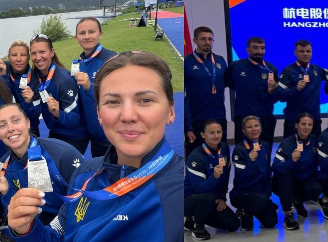 Колаж із двох знімків української збірної з веслування на човнах «Дракон» у Китаї. На лівому селфі-фото група спортсменок, де на передньому плані по центру посміхається Олена Скворцова, яка робить цей знімок, на тлі веслувального каналу та показує великі срібні медалі. На правому фото частина екіпажу (троє чоловіків та три жінки, зокрема Олександр Зайцев та Олена Скворцова) позує під час нагородження в приміщенні на тлі великого синього екрана з написом HANGZHOU, тримаючи в руках завойовані нагороди.