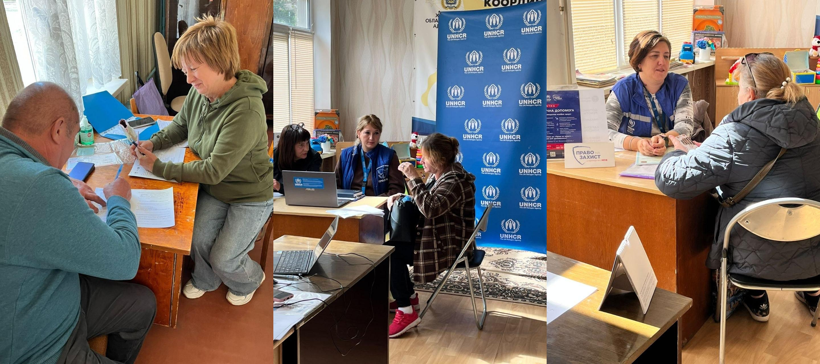Колаж із трьох фотографій, що ілюструють надання комплексної юридичної та психологічної допомоги переселенцям із Херсонщини фахівцями благодійних організацій у координаційному центрі «Вільні разом» у Кривому Розі, де на лівому знімку літній чоловік у бірюзовому светрі сидить за дерев'яним столом і заповнює паперові документи під керівництвом фахівчині в оливковому худі та сірих джинсах, на центральному знімку дві співробітниці за робочими столами з відкритими ноутбуками консультують жінку-ВПО в картатій сорочці на тлі великого яскраво-синього банера з білими емблемами та написами «UNHCR», а на правому знімку юристка в синьому фірмовому жилеті БФ «Право на захист» веде прийом відвідувачки за столом, де встановлено білу табличку з логотипом фонду, розкладено робочі бланки, інформаційні буклети та стоять дитячі іграшки на полицях шафи на задньому плані.