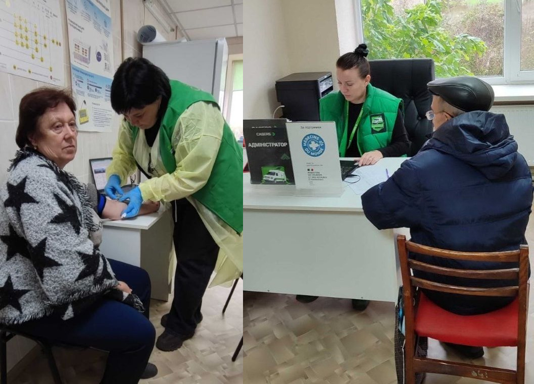 На колажі з двох світлин зафіксовано процес надання медичної допомоги жителям Херсонщини мобільною медичною бригадою: ліворуч на фото медпрацівниця в захисному жовтому халаті, масці та синіх рукавичках бере кров із вени у жінки-пацієнтки в чорно-білій кофті із зірками, яка сидить на стільці в обладнаному медичному кабінеті; праворуч на фото зображено прийом пацієнта адміністраторкою медичної команди в зеленому жилеті, яка сидить за робочим столом із ноутбуком та консультує літнього чоловіка в куртці та чорній кепці. На столі перед адміністраторкою встановлено прозору табличку з круглим синім логотипом міжнародної організації «MÉDECINS DU MONDE» (Лікарі світу), логотипом CASERS та позначкою про участь Міністерства Європи та закордонних справ Франції, а на задньому плані видно світле приміщення з великим вікном, що виходить на зелені дерева.
