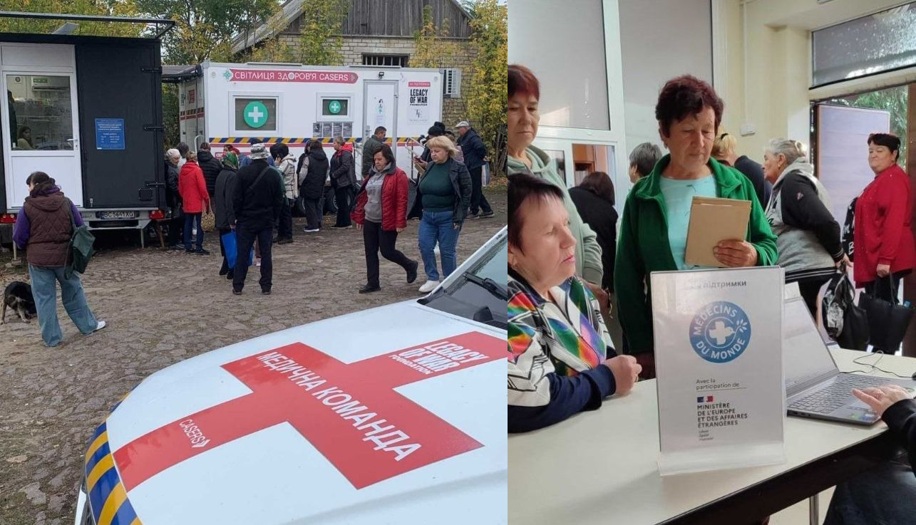 На колажі з двох світлин зафіксовано виїзний прийом мобільної медичної бригади для жителів Херсонщини: ліворуч на фото видно вулицю села, де на брукованій дорозі зібралася черга людей різного віку біля білого спеціалізованого медичного трейлера з червоною лінією та написом «СВІТЛИЦЯ ЗДОРОВ'Я CASERS», а на передньому плані стоїть білий капот автомобіля з великим червоним хрестом, написом «МЕДИЧНА КОМАНДА» та емблемою «LEGACY OF WAR FOUNDATION»; праворуч на фото зображено процес реєстрації та прийому пацієнтів у приміщенні, де жінки стоять біля столу перед реєстратором, на якому відкрито ноутбук та встановлено прозору інформаційну табличку з круглим синім логотипом організації «MÉDECINS DU MONDE» (Лікарі світу) та позначкою про участь Міністерства Європи та закордонних справ Франції.