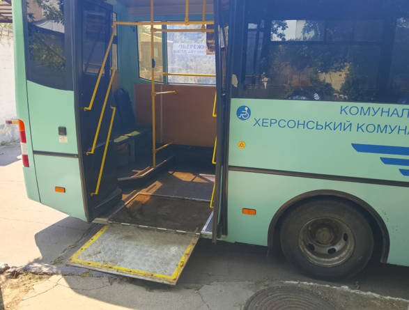Бірюзовий низькопідлоговий автобус Херсонського комунального транспорту, пристосований для маломобільних груп населення.